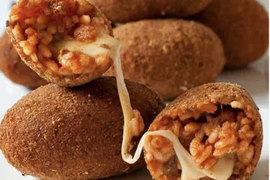 Supplì con riso ragù e mozzarella filante