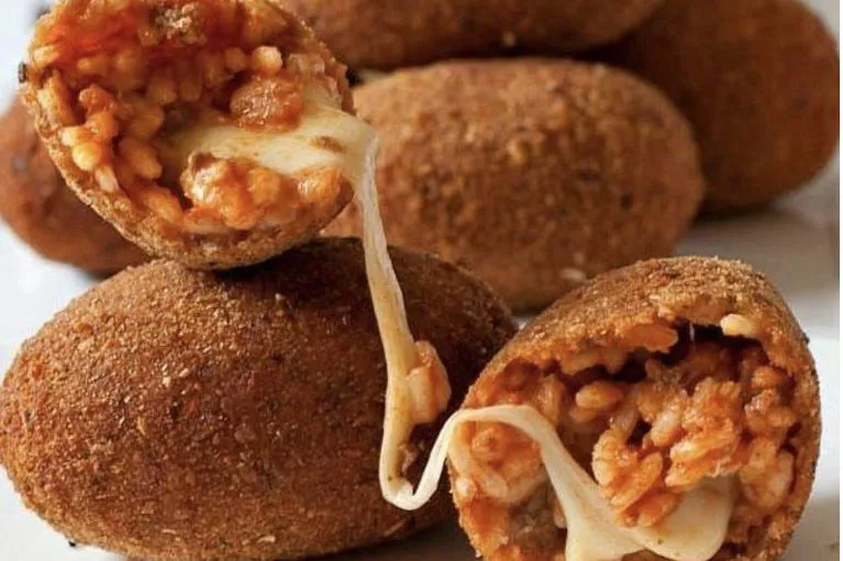 Supplì con riso ragù e mozzarella filante